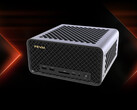 Model FA80G jest dostępny z procesorem AMD Ryzen 9 9950X3D. Na zdjęciu: zdjęcie promocyjne przedstawiające przód mini komputera (przerobione).