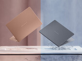 Laptop Panther Lake ZenBook 14 OLED zapewnia do 18 godzin przeglądania stron internetowych po pełnym naładowaniu. Na zdjęciu: zdjęcie promocyjne przedstawiające dwie opcje kolorystyczne laptopa.