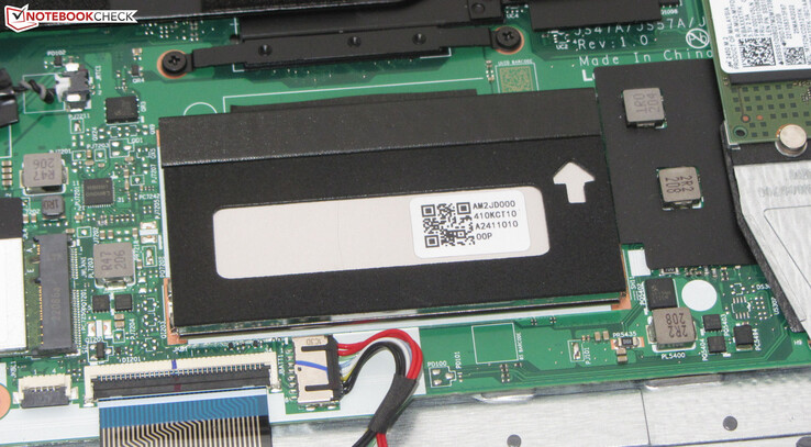 Na pamięć RAM składa się 8 GB pamięci pokładowej oraz moduł o pojemności 8 GB.