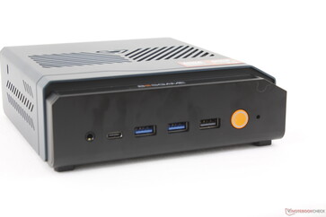 Z przodu: gniazdo słuchawkowe 3,5 mm, port USB-C 4.0 z DisplayPort 2.1, 3 porty USB-A 3.2 Gen. 2, przycisk zasilania, przycisk resetowania