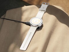 Realme Watch S5 wygląda nietypowo dzięki swojej płaskiej ramce.