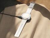 Realme Watch S5 wygląda nietypowo dzięki swojej płaskiej ramce.