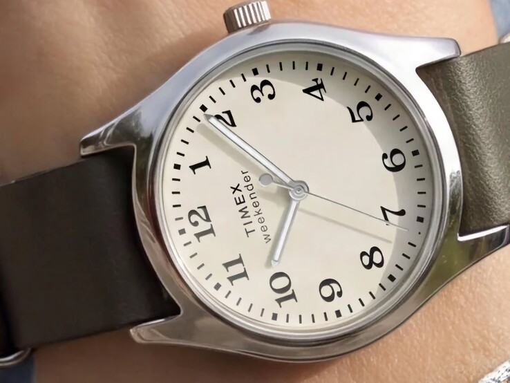 Zegarek Timex Weekender New England TW2Y86600 z srebrzystą kopertą i ciemnozielonym skórzanym paskiem, widziany pod kątem.