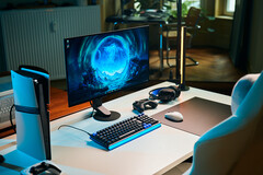 Przejrzysta konfiguracja do gier w studiu, w której na białym biurku znajduje się monitor Sony Inzone M10S II, a obok niego pionowo ustawiona konsola PlayStation 5 Pro, klawiatura mechaniczna, mysz bezprzewodowa oraz zestaw słuchawkowy z subtelnym niebieskim podświetleniem.