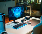 Przejrzysta konfiguracja do gier w studiu, w której na białym biurku znajduje się monitor Sony Inzone M10S II, a obok niego pionowo ustawiona konsola PlayStation 5 Pro, klawiatura mechaniczna, mysz bezprzewodowa oraz zestaw słuchawkowy z subtelnym niebieskim podświetleniem.