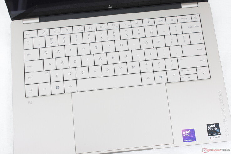 Panel dotykowy jest teraz znacznie większy niż wcześniej (ok. 13,8 x 8,1 cm), ale słabe wyczucie dotykowe przy naciskaniu sprawia, że nie jest on zbyt przyjemny w użyciu
