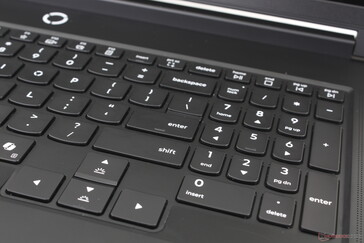 Klawisze strzałek są większe niż główne klawisze QWERTY, aby pomieścić gry