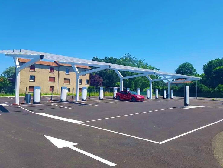 Nowa stacja doładowująca Tesla V4 Supercharger ma dedykowany stos przyczep dla pojazdów elektrycznych (zdjęcie: George Abel)