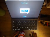 Gładzik MacBooka Pro może ważyć małe przedmioty. (Źródło zdjęcia: Krish Shah)