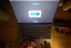 Gładzik MacBooka Pro może ważyć małe przedmioty. (Źródło zdjęcia: Krish Shah)