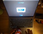 Gładzik MacBooka Pro może ważyć małe przedmioty. (Źródło zdjęcia: Krish Shah)