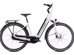 Supreme RT Hybrid Comfort EXC 625: Rower elektryczny ze średnim silnikiem i rozbudowanymi funkcjami. (Źródło zdjęcia: Cube)