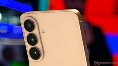Zgodnie z doniesieniami z Korei firma Samsung potwierdziła, że model Galaxy S27 Ultra będzie wyposażony wyłącznie w układ trzech aparatów.