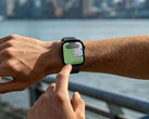 Watch Hyper jest wyposażony w dwupasmowy system GPS. Na zdjęciu: smartwatch z mapą wyświetlaną na ekranie.