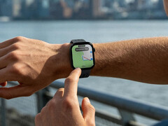 Watch Hyper jest wyposażony w dwupasmowy system GPS. Na zdjęciu: smartwatch z mapą wyświetlaną na ekranie.