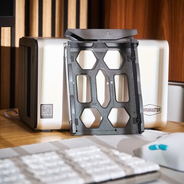 Tacki na dyski twarde są wykonane z tworzywa sztucznego.