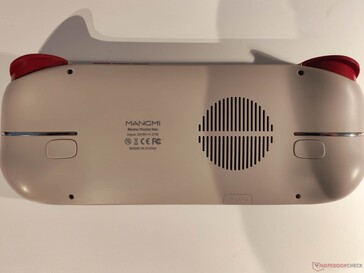 Z tyłu znajduje się pasek akcentujący i dwa guziki