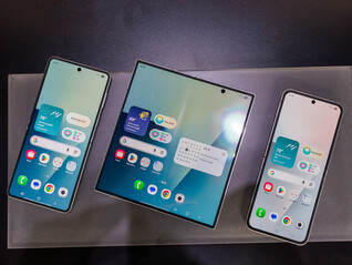 Najnowsze składane telefony Samsunga, rozłożone, od lewej do prawej: Galaxy Z Flip7, Fold7 i Flip7 FE (źródło obrazu: Notebookcheck)