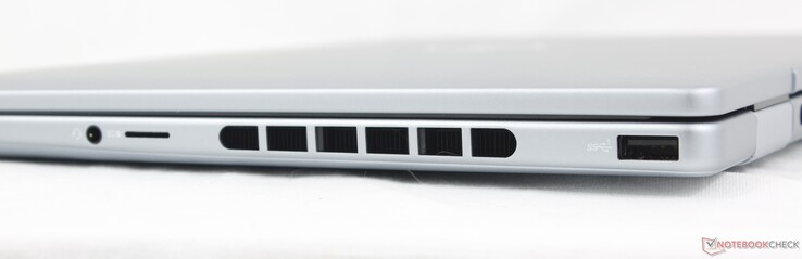 Po prawej: zestaw słuchawkowy 3,5 mm, czytnik MicroSD, USB-A 3.2 Gen. 1