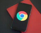 Smartfon z logo Google Chrome, ilustrujący GLM-5.3 i exploit w Chrome