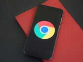 Smartfon z logo Google Chrome, ilustrujący GLM-5.3 i exploit w Chrome