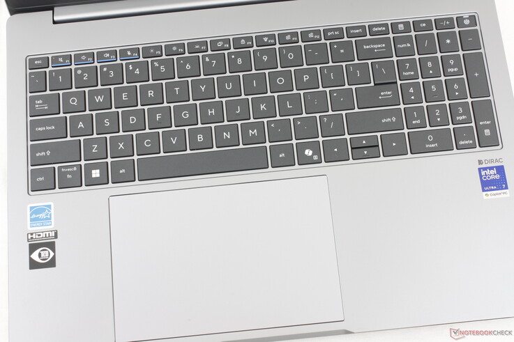 Laptopy ExpertBook wyróżniają się kolorowymi akcentami na klawiszach od F1 do F4