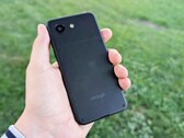 Telefon Enough Phone jest mniej więcej tak samo kompaktowy jak Apple iPhone 13 mini.