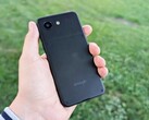 Telefon Enough Phone jest mniej więcej tak samo kompaktowy jak Apple iPhone 13 mini.