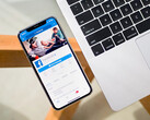 Telefon z aplikacją Facebook wyświetlaną na ekranie. Zdjęcie stockowe. (Źródło zdjęcia: Timothy Hales Bennett na Unsplash)