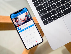 Telefon z aplikacją Facebook wyświetlaną na ekranie. Zdjęcie stockowe. (Źródło zdjęcia: Timothy Hales Bennett na Unsplash)