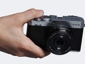 Aparat kompaktowy Fujifilm X-E4 z matrycą APS-C w ręku