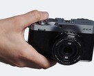Aparat kompaktowy Fujifilm X-E4 z matrycą APS-C w ręku