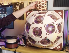 Noctua SuperDome mieści 15 wentylatorów w bocznym panelu komputera do gier.