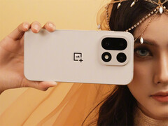 OnePlus 15 po raz kolejny został wyposażony w baterię o pojemności 7300 mAh. Na zdjęciu: zdjęcie promocyjne flagowego telefonu. (Źródło zdjęcia: OnePlus)