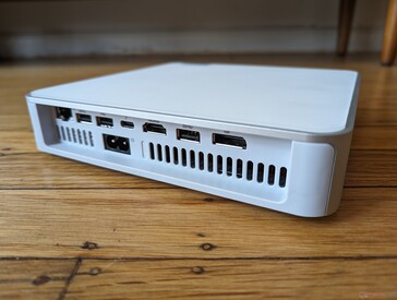 Tył: RJ-45 2,5 Gb/s, USB-A 3.2 Gen. 2, USB-A 2.0, przewód zasilający, HDMI 2.1 TMDS, USB-A 3.2 Gen. 2, DisplayPort 1.4