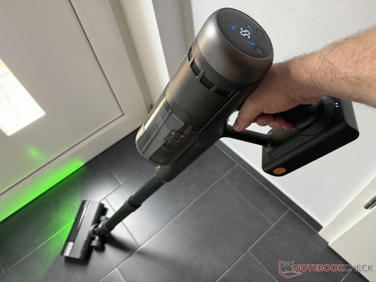 Roborock H60 Ultra czyści podłogę, na górze podstawowy wyświetlacz