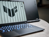 ASUS TUF Gaming A14 i A16 posiadają miejsce na dwa dyski SSD. (Źródło: Alex Waetzel dla Notebookcheck)
