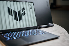 ASUS TUF Gaming A14 i A16 posiadają miejsce na dwa dyski SSD. (Źródło: Alex Waetzel dla Notebookcheck)