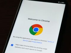 Smartfon wyświetlający ekran powitalny przeglądarki Google Chrome z logo Chrome