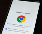 Smartfon wyświetlający ekran powitalny przeglądarki Google Chrome z logo Chrome