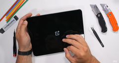 OnePlus Pad przed testem. (Źródło: JerryRigEverything via YouTube)