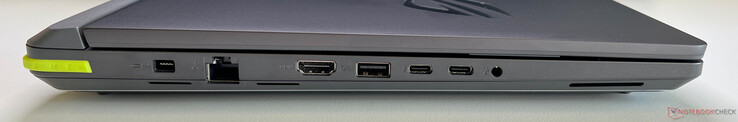 Po lewej: zasilanie, Ethernet (2,5 Gbit/s), HDMI 2.1 FRL, USB-A 3.2 Gen.2 (10 Gbit/s), 2x USB-C 4.0 z Thunderbolt 5 (120 Gbit/s, tryb DisplayPort ALT, Power Delivery), 3,5-mm audio