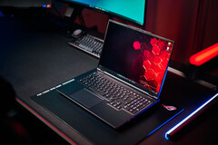 XMG Neo 16 A25 (źródło obrazu: Notebookcheck)