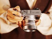 Nowe konwertery Viltrox pozwalają aparatowi Fujifilm X100 VI oferować ogniskowe 28 mm i 50 mm. (Źródło zdjęcia: Fujifilm)