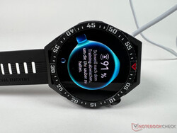 Huawei Watch GT 3 SE podczas ładowania