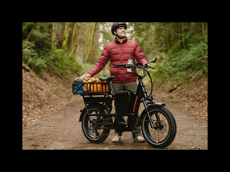 Użytkowy rower elektryczny RadRunner Max Cargo zapewnia zasięg 60 mil na jednym ładowaniu (źródło zdjęcia: Rad Power Bikes)