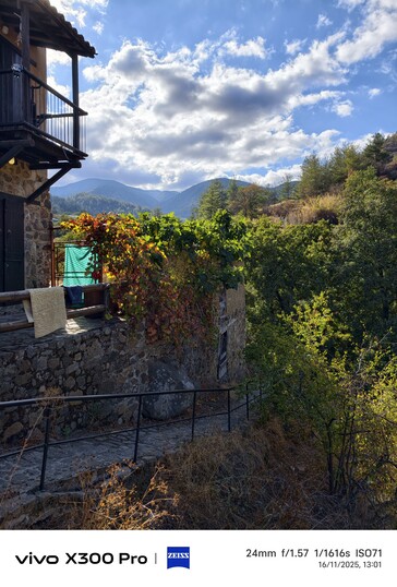 Domyślne ustawienie Vivo X300 Pro 24 mm.