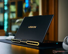 Nowy model Legion Pro 7 16IAX10H charakteryzuje się taką samą konstrukcją jak model, który recenzowaliśmy w 2025 roku – ten ostatni przedstawiono na zdjęciu.