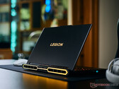 Nowy model Legion Pro 7 16IAX10H charakteryzuje się taką samą konstrukcją jak model, który recenzowaliśmy w 2025 roku – ten ostatni przedstawiono na zdjęciu.
