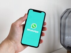Dłoń trzymająca smartfon z otwartą aplikacją WhatsApp